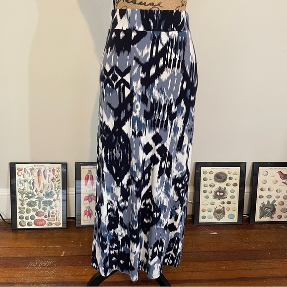Banana Republic Blue pattern maxi skirt - Picture 2 of 6